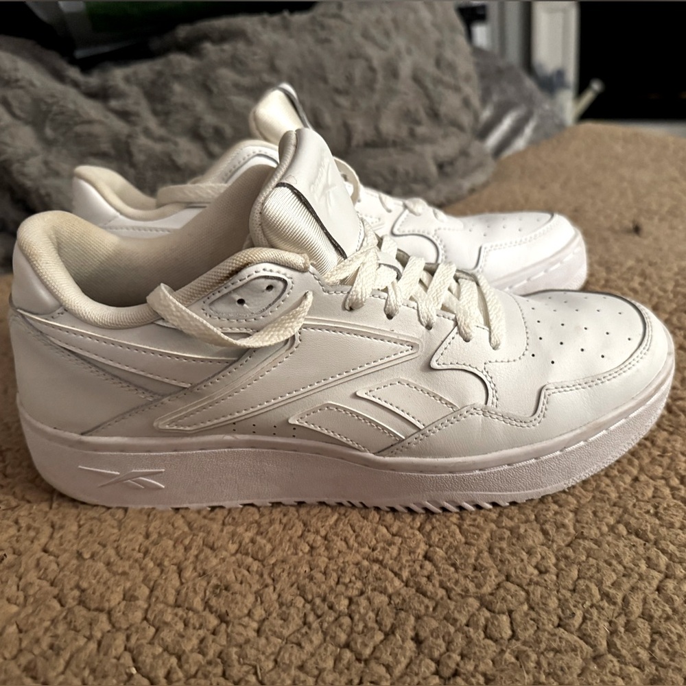 Classic white Reeboks - Picture 3 of 3